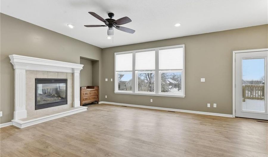 1323 N 158th Ct, Basehor, KS 66007 - 3 Beds, 3 Bath