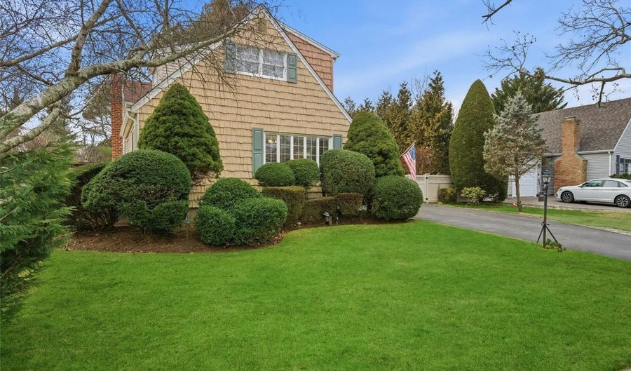 18 Gaylore Dr W, Amityville, NY 11701 - 3 Beds, 3 Bath