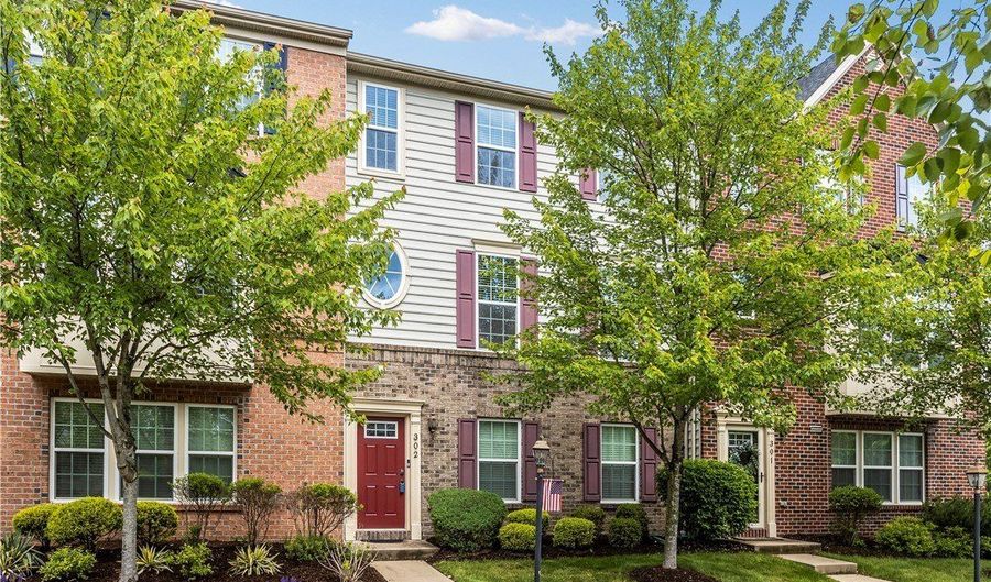 302 Pointe View Dr, Adams Twp., PA 16046 - 3 Beds, 3 Bath