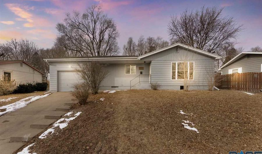 825 S Foster Ave, Sioux Falls, SD 57103 - 3 Beds, 1 Bath