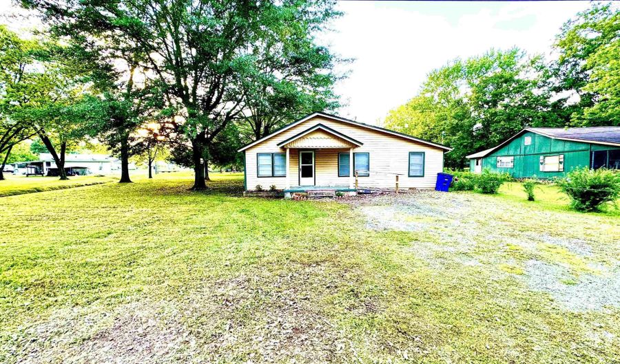 311 E College St, Beebe, AR 72012 - 2 Beds, 2 Bath