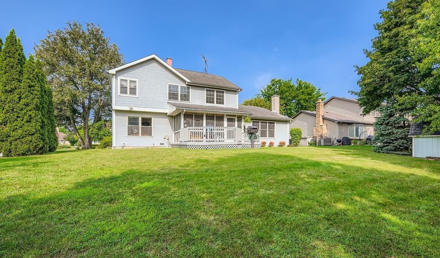 1967 N Woodland Ln, Arlington Heights, IL 60004 - 4 Beds, 3 Bath