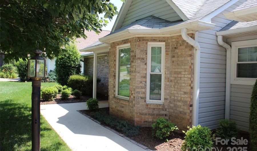 4 Gatehouse Ct, Asheville, NC 28803 - 3 Beds, 2 Bath