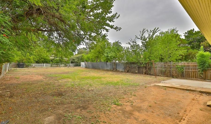 882 Clinton St, Abilene, TX 79603 - 2 Beds, 1 Bath