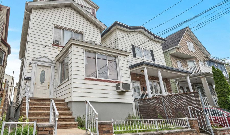 31 E 32ND St, Bayonne, NJ 07002 - 8 Beds, 4 Bath