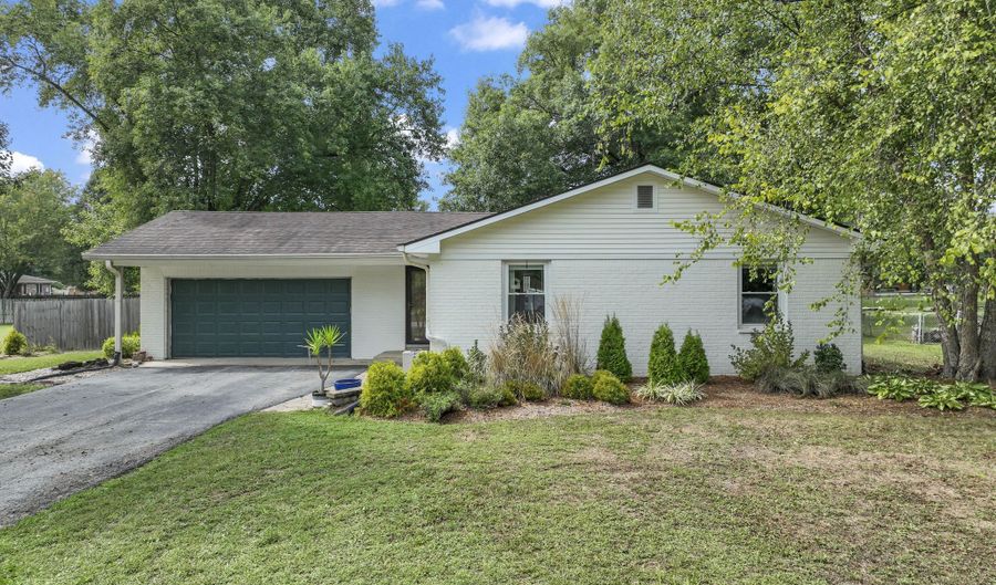 1166 Ledgewood Ln, Avon, IN 46123 - 3 Beds, 2 Bath