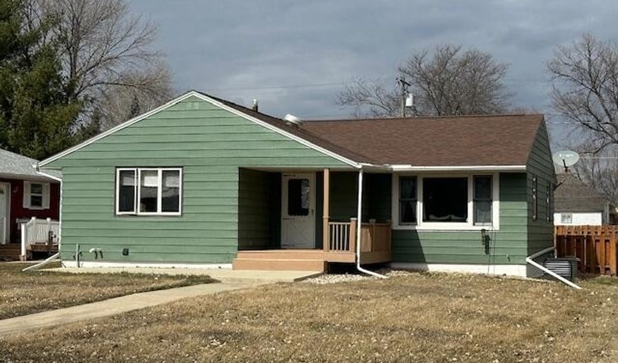 122 W 13th Ave, Redfield, SD 57469 - 3 Beds, 2 Bath