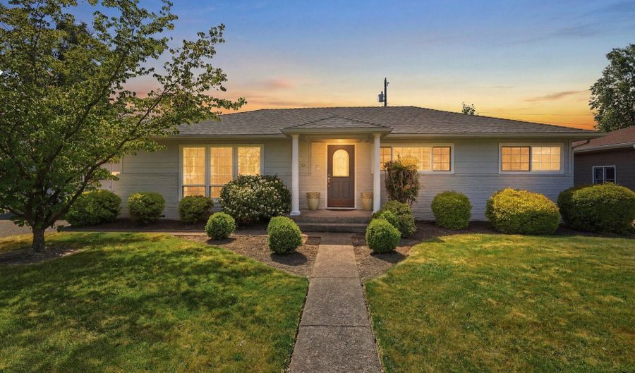 1420 CENTER St, Albany, OR 97322 - 3 Beds, 2 Bath