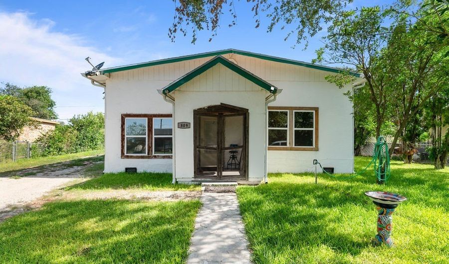 809 Hickey St, Alice, TX 78332 - 2 Beds, 1 Bath