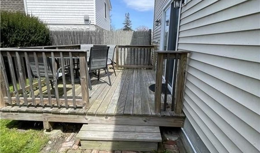 16 Dudley Ave 6, Newport, RI 02840 - 2 Beds, 1 Bath