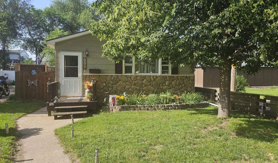116 NW 6th Ave, Aberdeen, SD 57401 - 2 Beds, 2 Bath