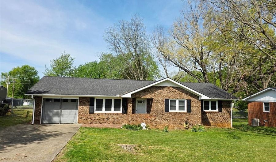 174 Circle Dr, Auburn, KY 42206 - 3 Beds, 2 Bath