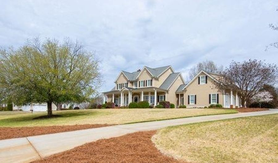201 Vinings Xing, Anderson, SC 29621 - 4 Beds, 5 Bath