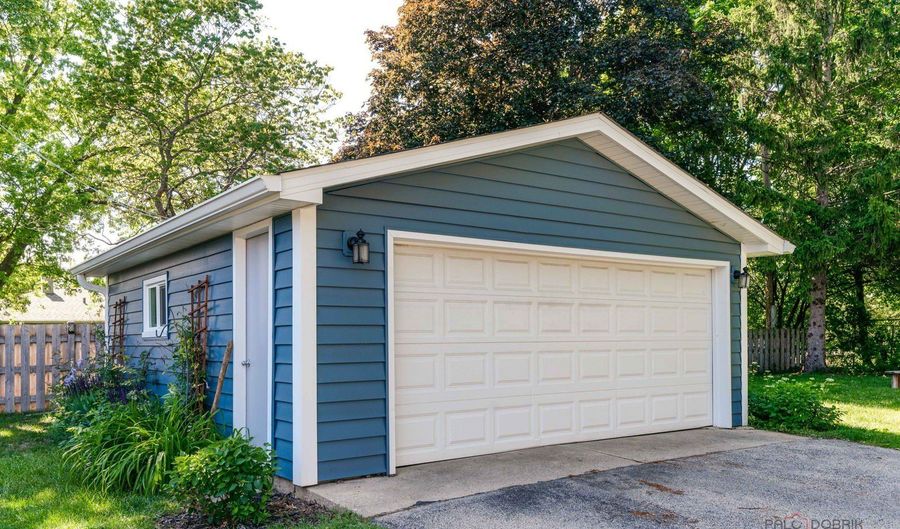 489 1st St, Antioch, IL 60002 - 3 Beds, 2 Bath