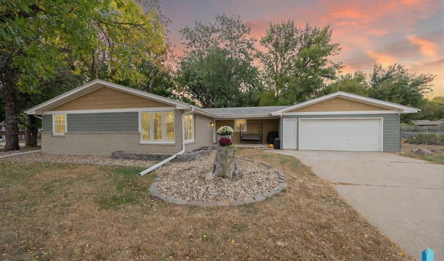 100 S Teton Dr, Brandon, SD 57005 - 5 Beds, 3 Bath