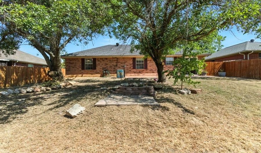 1221 Elmira St, Weatherford, TX 76086 - 3 Beds, 2 Bath