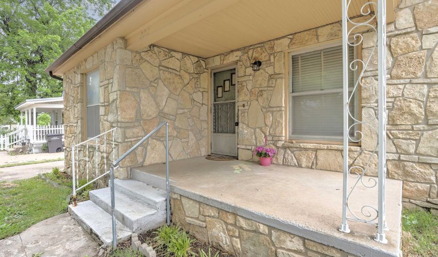 222 N 1st St, Arkansas City, KS 67005 - 2 Beds, 1 Bath
