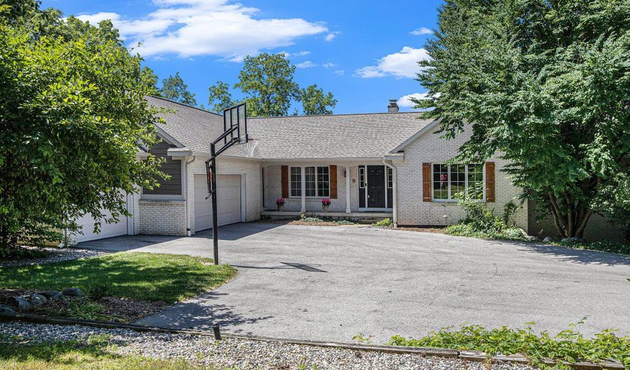 10159 E Rivershore Dr SE, Alto, MI 49302 - 4 Beds, 4 Bath