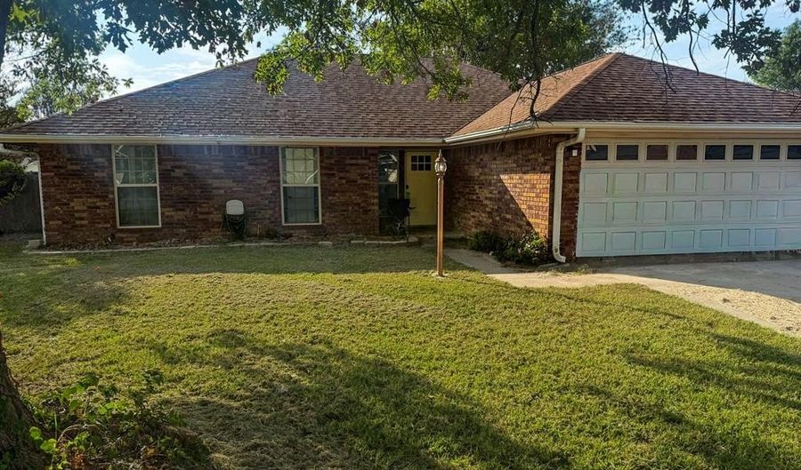 2000 NW 8th Ave, Ardmore, OK 73401 - 3 Beds, 2 Bath