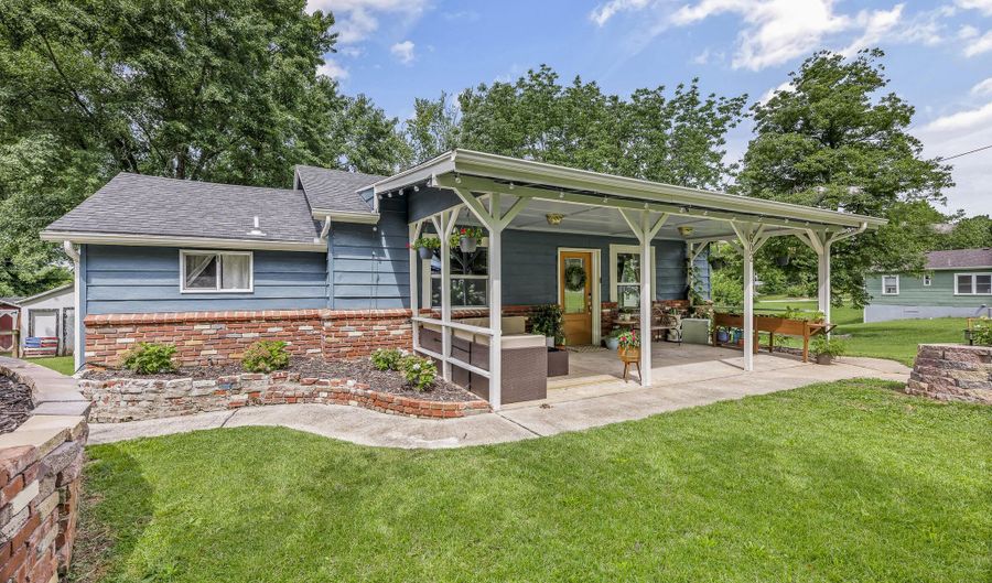 602 Patterson St, Anderson, MO 64831 - 2 Beds, 2 Bath