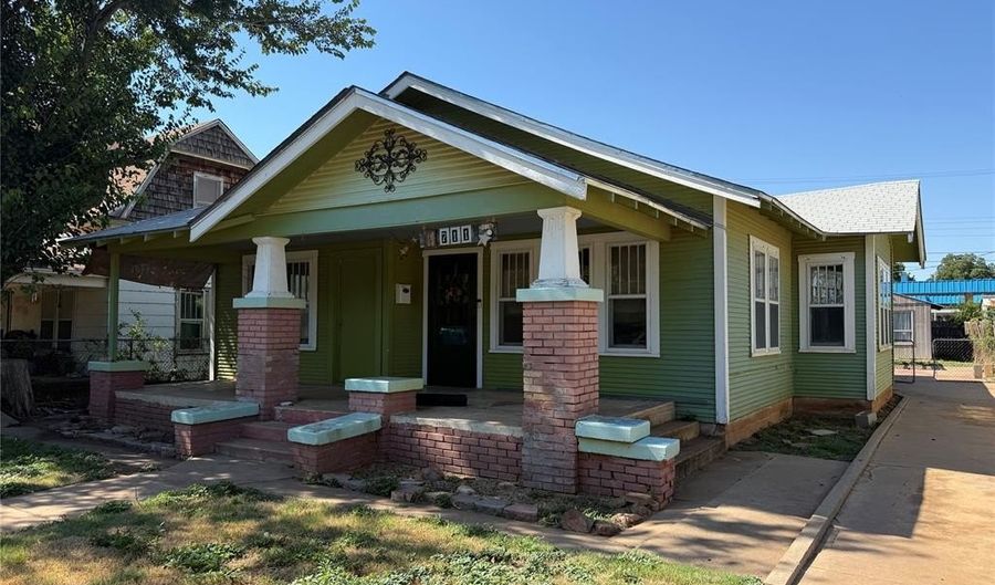 711 E Walnut St, Altus, OK 73521 - 3 Beds, 2 Bath