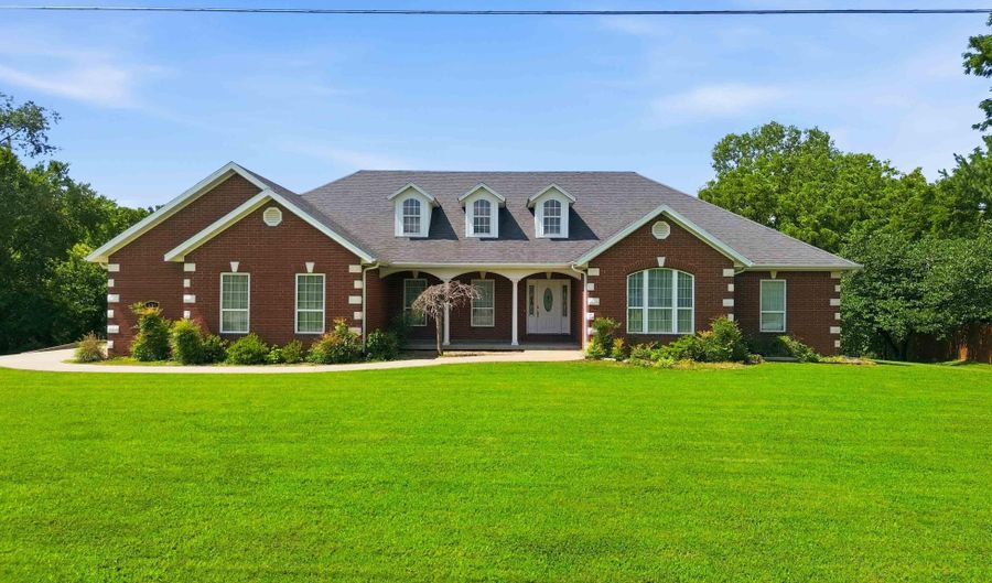 136 Riverview Dr, Anderson, MO 64831 - 5 Beds, 3 Bath