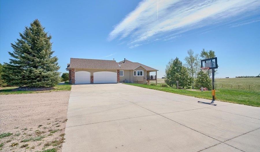 10423 BEARTOOTH Dr, Cheyenne, WY 82009 - 5 Beds, 3 Bath