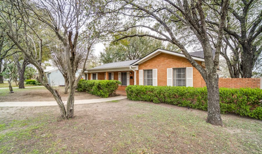 102 E EDGEWOOD Pl, Alamo Heights, TX 78209 - 3 Beds, 2 Bath