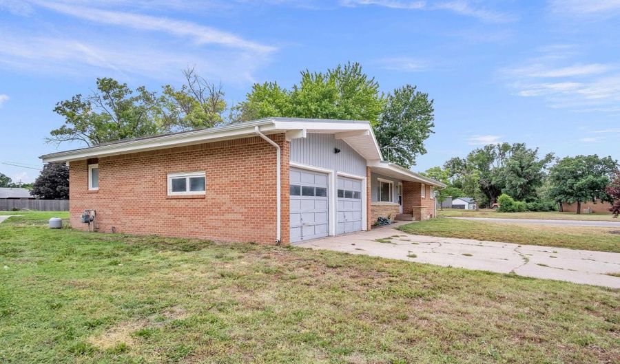 701 W Main St, Arlington, KS 67514 - 4 Beds, 3 Bath