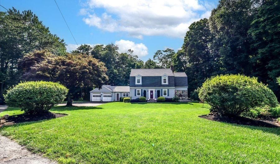 10 N Beech Tree Rd, Brookfield, CT 06804 - 3 Beds, 3 Bath