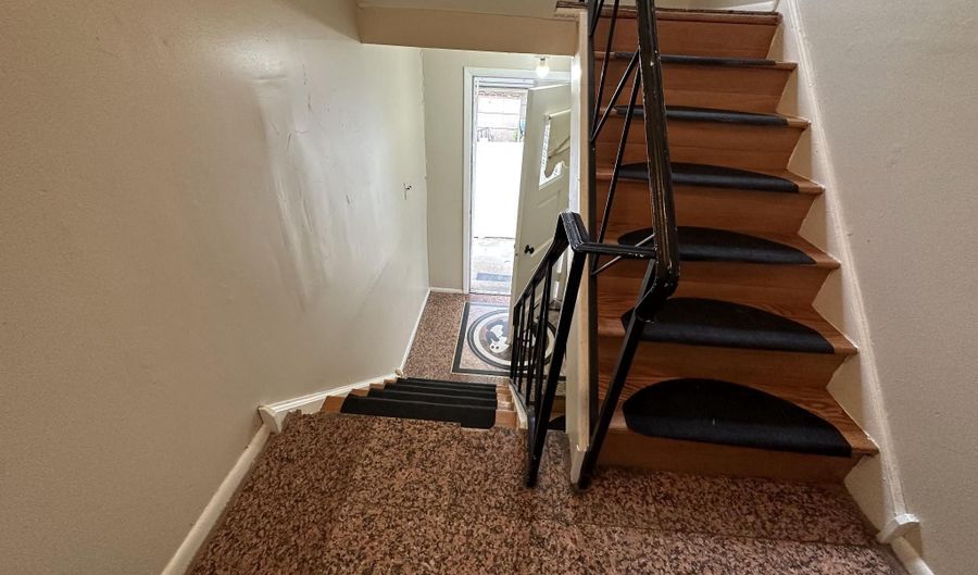 9211 ASHTON Rd, Philadelphia, PA 19114 - 2 Beds, 1 Bath