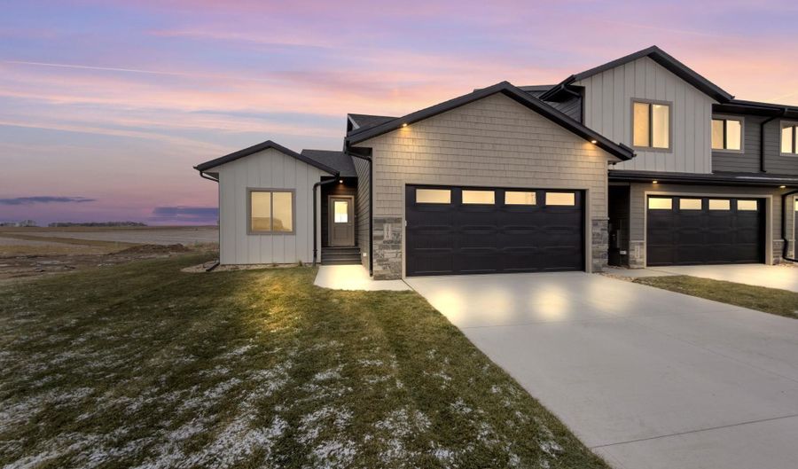 2816 E Hazelnut St, Brandon, SD 57005 - 5 Beds, 3 Bath