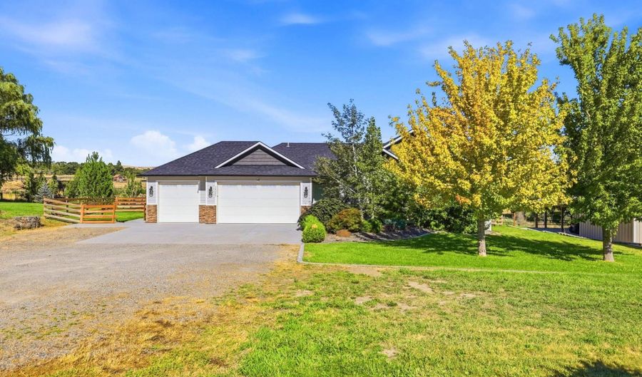 38205 N 114 Pr NW, Benton City, WA 99320 - 3 Beds, 2 Bath