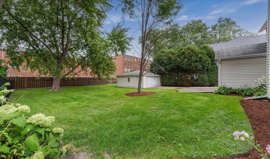 318 W Wing St, Arlington Heights, IL 60005 - 3 Beds, 2 Bath