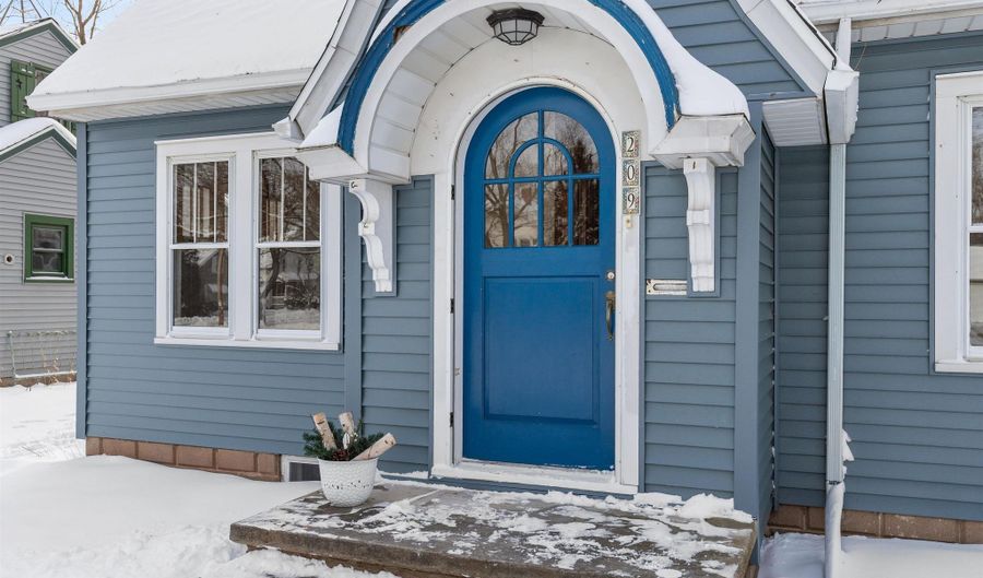 209 W PARKWAY Blvd, Appleton, WI 54911 - 3 Beds, 2 Bath