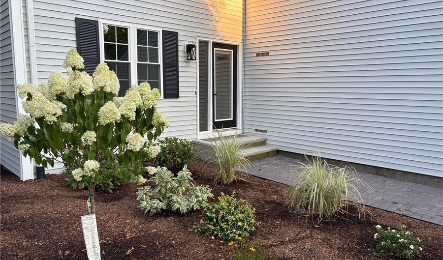 7 Simmons Rd, Barrington, RI 02806 - 4 Beds, 3 Bath