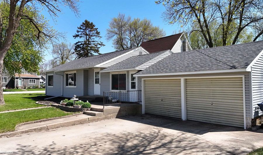 500 7th St, Armstrong, IA 50514 - 2 Beds, 1 Bath