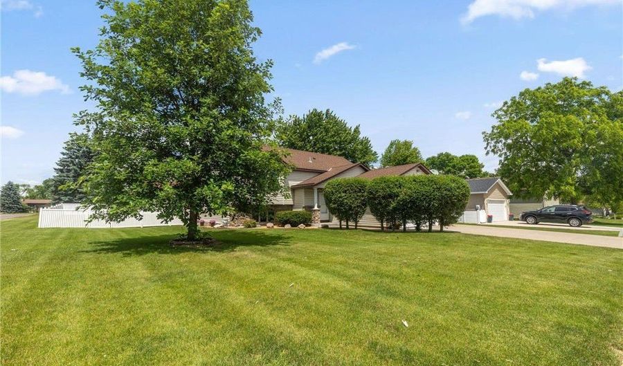 5809 126th St W, Apple Valley, MN 55124 - 4 Beds, 2 Bath