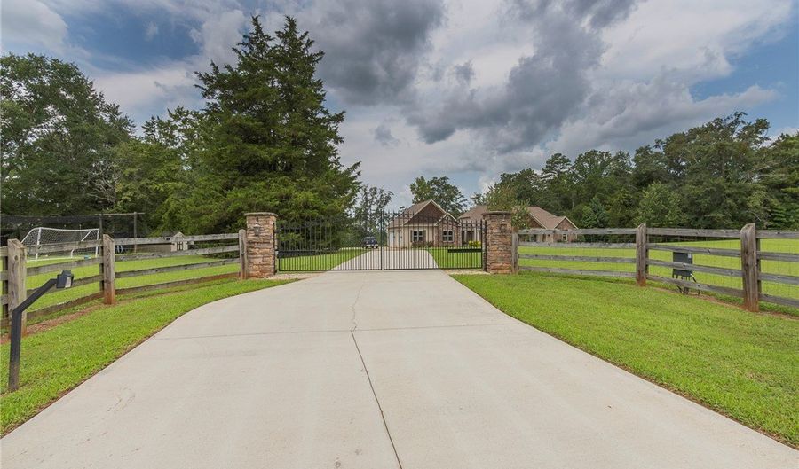 1060 Shackleburg Rd, Anderson, SC 29621 - 4 Beds, 6 Bath