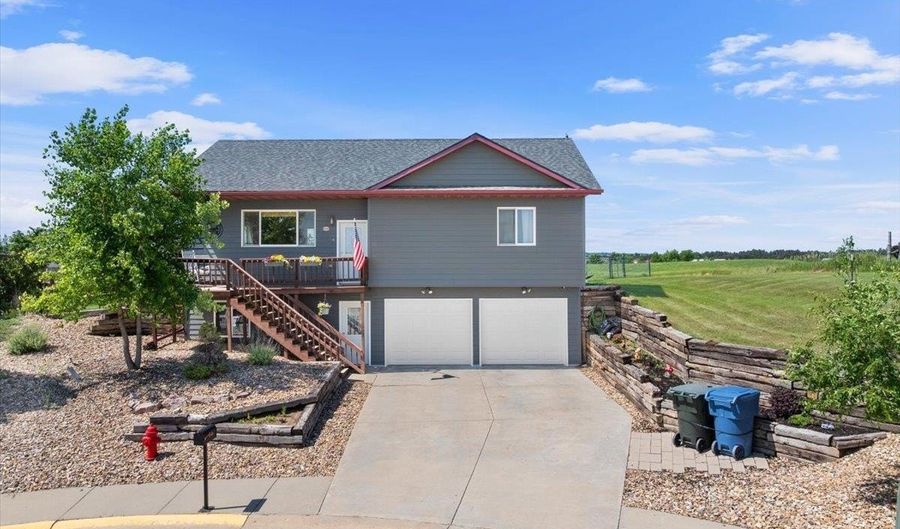 702 Taylor Ct, Belle Fourche, SD 57717 - 3 Beds, 3 Bath