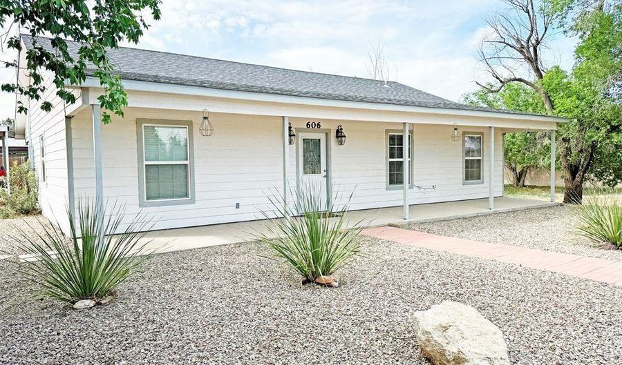 606 E Brown St, Alpine, TX 79830 - 3 Beds, 2 Bath