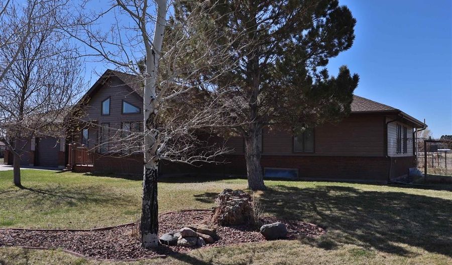 3910 Carter Mountain Dr, Cody, WY 82414 - 5 Beds, 2 Bath