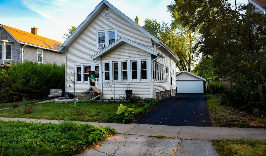 1011 W OKLAHOMA St, Appleton, WI 54914 - 3 Beds, 1 Bath