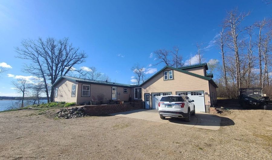 225 Long Lk E, Bottineau, ND 58318 - 4 Beds, 3 Bath