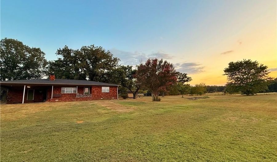8920 E US HWY 64, Atkins, AR 72823 - 4 Beds, 2 Bath