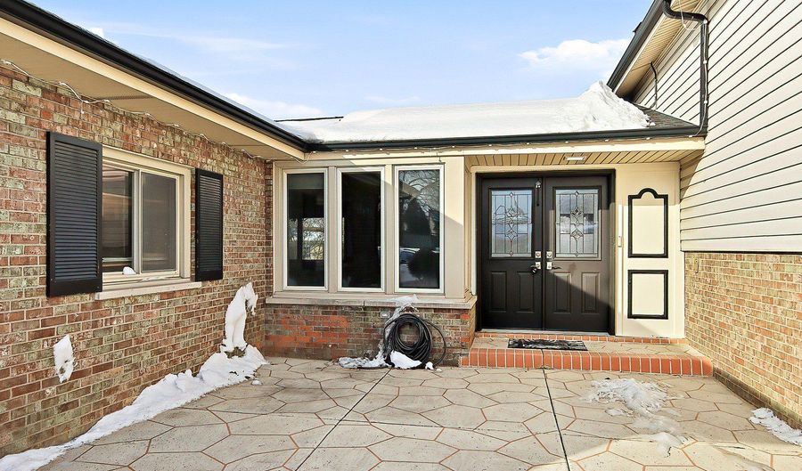 818 RUMPLE Ln, Addison, IL 60101 - 5 Beds, 3 Bath