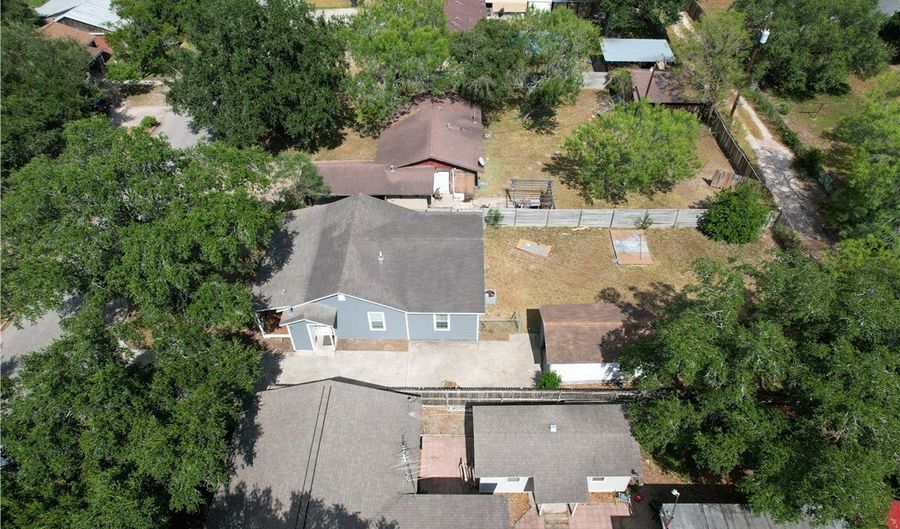 702 Jefferson St, Alice, TX 78332 - 3 Beds, 1 Bath