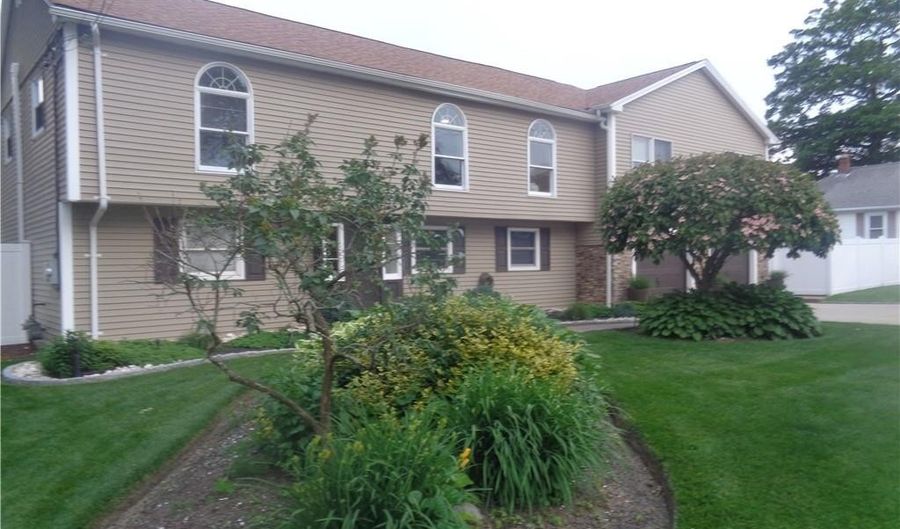 176 Vernon St, Warwick, RI 02889 - 5 Beds, 2 Bath