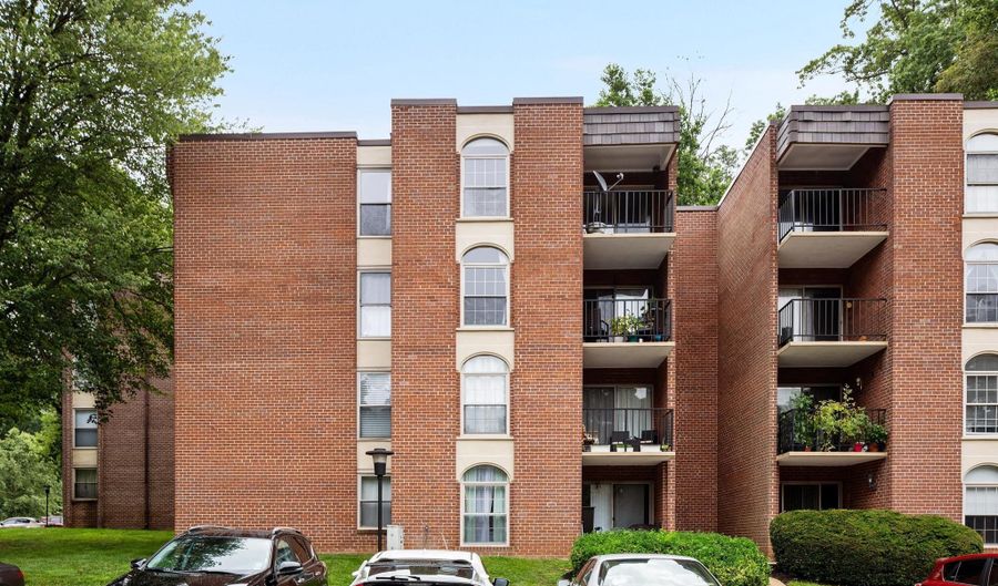 3334 WOODBURN VILLAGE Dr 33, Annandale, VA 22003 - 2 Beds, 2 Bath