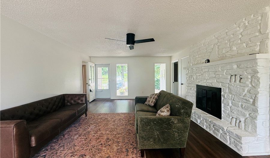 4 Chandler Ln, Bella Vista, AR 72715 - 3 Beds, 2 Bath